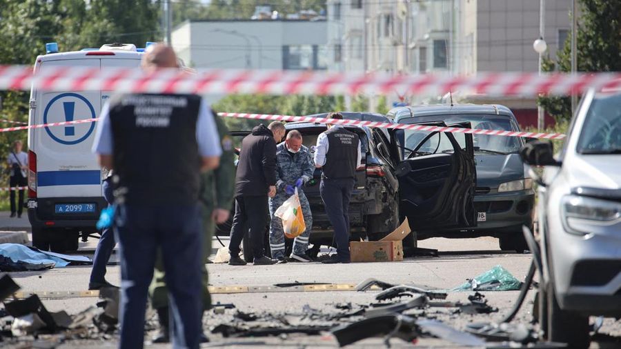 Para interogator ​​bekerja di letak ledakan mobil nan menewaskan seorang personil militer Rusia, di Saint Petersburg, Rusia, Kamis (27/8/2026). (REUTERS/Stringer)