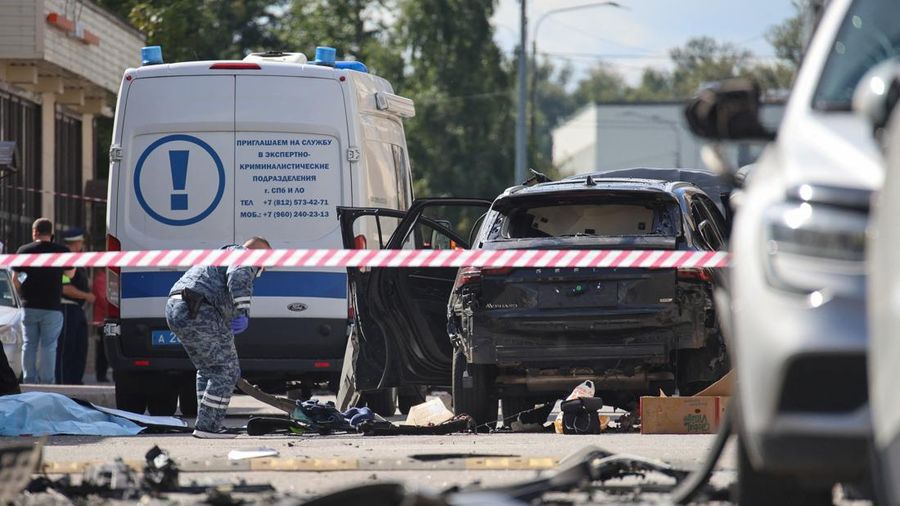 Para interogator ​​bekerja di letak ledakan mobil nan menewaskan seorang personil militer Rusia, di Saint Petersburg, Rusia, Kamis (27/8/2026). (REUTERS/Stringer)