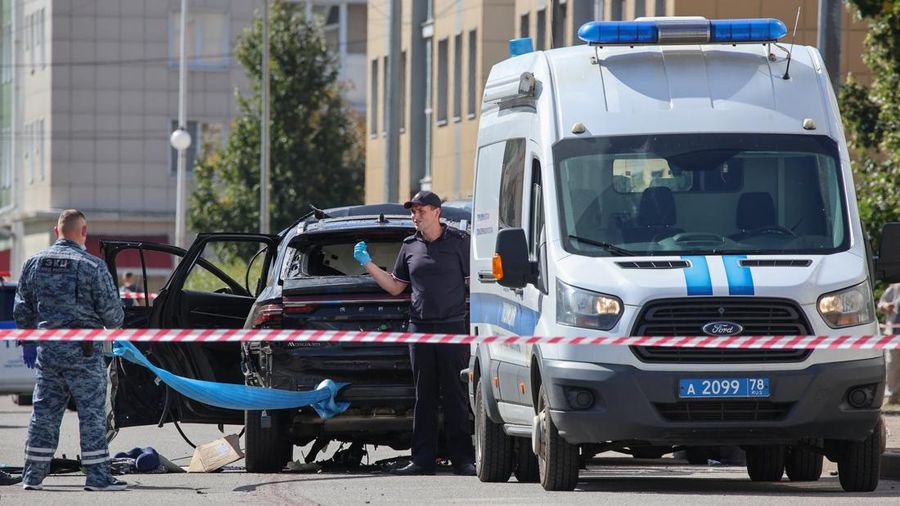 Para interogator ​​bekerja di letak ledakan mobil nan menewaskan seorang personil militer Rusia, di Saint Petersburg, Rusia, Kamis (27/8/2026). (REUTERS/Stringer)