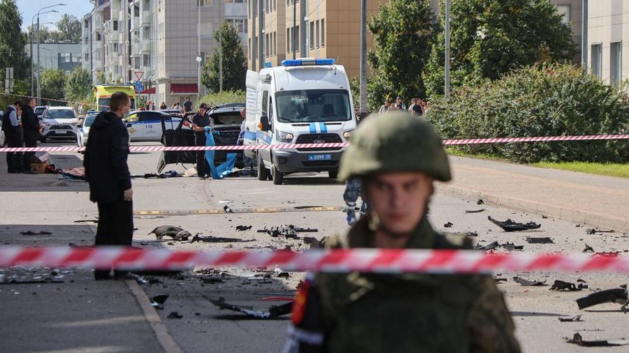 Para interogator ​​bekerja di letak ledakan mobil nan menewaskan seorang personil militer Rusia, di Saint Petersburg, Rusia, Kamis (27/8/2026). (REUTERS/Stringer)