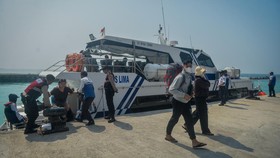 Sejumlah penumpang berjalan usai menaiki kapal Dinas Perhubungan (Dishub) DKI Jakarta di Dermaga Pulau Pari, Kepulauan Seribu, Jakarta, Jumat (28/8/2026). Dishub DKI Jakarta memastikan pengelolaan kapal Dishub rute Kepulauan Seribu dialihkan kepada P