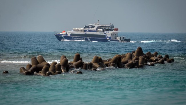 Kapal Dinas Perhubungan (Dishub) DKI Jakarta melintas di dekat beton pemecah ombak di Pulau Pari, Kepulauan Seribu, Jakarta, Jumat (28/8/2026). Dishub DKI Jakarta memastikan pengelolaan kapal Dishub rute Kepulauan Seribu dialihkan kepada PT Transjaka