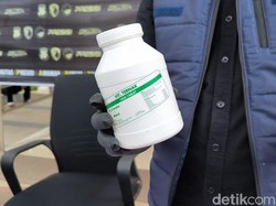 Akal Bulus Pengedar di Gresik Samarkan Pil Koplo di Botol Vitamin Ternak