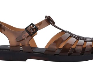 Liburan ke Pantai Musim Panas? Sandal Jelly Waterproof Ini Gampang Dibersihkan