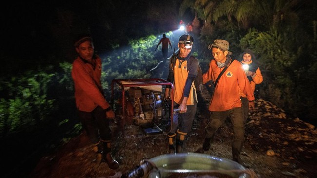 Petugas BPBD dan pihak terkait masih berusaha memadamkan api di lahan gambut yang terbakar di Kubu Raya, Kalimantan Barat, Kamis (27/8).