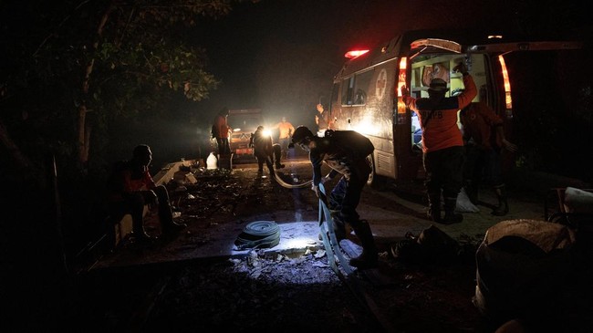 Petugas BPBD dan pihak terkait masih berusaha memadamkan api di lahan gambut yang terbakar di Kubu Raya, Kalimantan Barat, Kamis (27/8).
