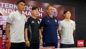 Konferensi pers jelang pertandingan antara Persija Jakarta vs Brisbane Road di jakarta International Stadiium (JIS), Jakarta, Jumat (28/8). (CNNIndonesia/Muhammad Ikhwanuddin)