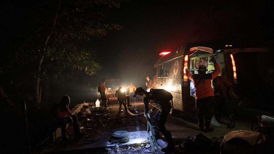 Petugas Badan Penanggulangan Bencana Daerah (BPBD) merapikan selang setelah memadamkan kebakaran di area lahan gambut nan terbakar akibat kebakaran rimba dan lahan di Kubu Raya, Provinsi Kalimantan Barat, Indonesia, pada 27 Agustus 2026.