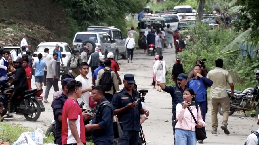 Pihak berkuasa di Distrik Nuwakot, Nepal, mendesak penduduk mengungsi pada Jumat (28/8/2026) setelah sebuah waduk nan terbentuk akibat tanah longsor di perbatasan Nepal-Tibet mulai meluap. (Tangkapan Layar Video Reuters/)