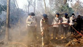 Kapolda Kalsel mengatakan atas dukungan dan arahan Kapolri, mereka menguji pengujian formula bubuk tepung yang dicampur air untuk menekan karhutla.