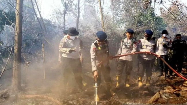 Kapolda Kalsel mengatakan atas dukungan dan arahan Kapolri, mereka menguji pengujian formula bubuk tepung yang dicampur air untuk menekan karhutla.