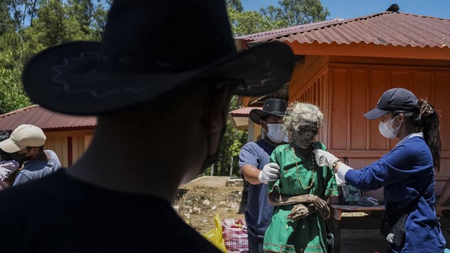 Relatives clean the remains of Sara Taba', after they were removed from the burial chamber during Ma'nene, a Torajan ritual where families exhume, clean and redress their deceased relatives to honour them, in Pangala, North Toraja, South Sulawesi pro