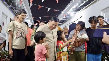 Malam-malam, Prabowo Kunjungi Hunian Baru Warga Eks Bantaran Rel Senen