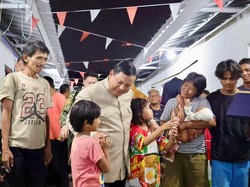 Video: Malam-malam, Prabowo Temui Warga di Hunian Barunya di Kawasan Senen Jakarta
