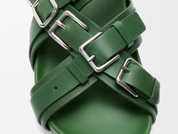 Loewe Punya Cara Unik Pamer Logo, Nama Brand Dibentuk dari Buckle Sandal