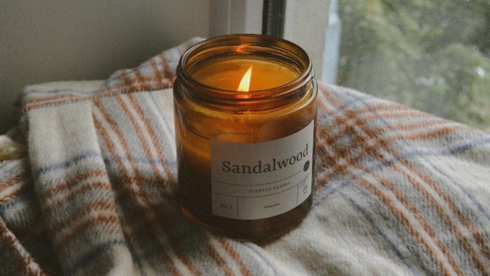 Scented candle sandalwood yang menenangkan