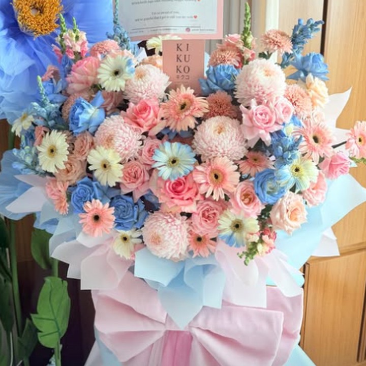<p>Sebagai bentuk dukungan penuh untuk sang istri, Ardya Tridwantoro memberikan sebuket bunga besar untuk menyambut anak kembarnya. "Thank you papiya @ardya.th," tulis Nanda Arsyinta pada caption foto.(Foto: Instagram @nandaarsynt)</p>