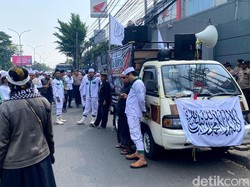 Ormas FPI Geruduk Gudang Miras Buntut di Bandung