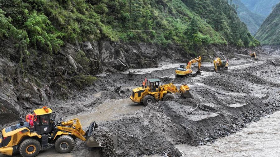 Sebuah tayangan dari drone memperlihatkan ekskavator dan alat pemuat sedang beroperasi saat petugas penyelamat memperbaiki jalan menuju Pelabuhan Gyirong pasca-longsor lumpur, di Kabupaten Gyirong, Shigatse, Daerah Otonom Tibet, Tiongkok, pada 28 Agustus 2026.