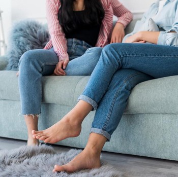 5 Ciri Kepribadian Orang yang Suka Menggoyangkan Kaki saat Duduk