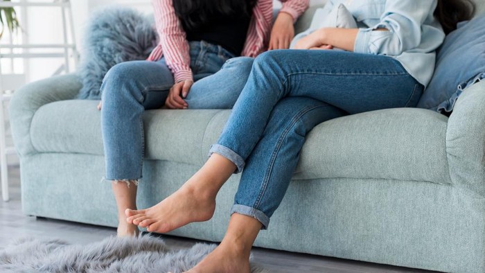5 Ciri Kepribadian Orang yang Suka Menggoyangkan Kaki saat Duduk