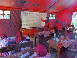 Ruang Kelas Ambruk, Siswa SD di Tulungagung Belajar dalam Tenda Darurat