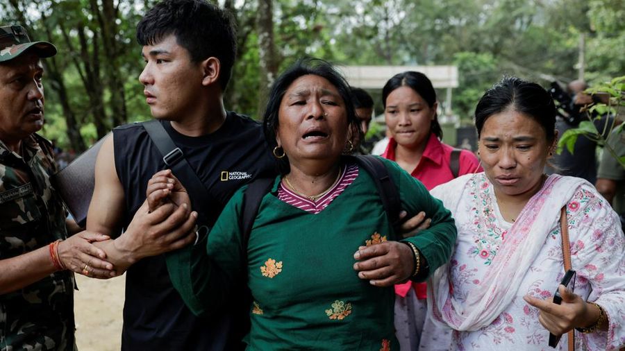 Seorang wanita nan terdampak banjir bandang dan tanah longsor tiba di Barak Maithali, sebuah pusat training militer, di Trishuli, Distrik Nuwakot, Nepal, pada 28 Agustus 2026. (REUTERS/Navesh Chitrakar)