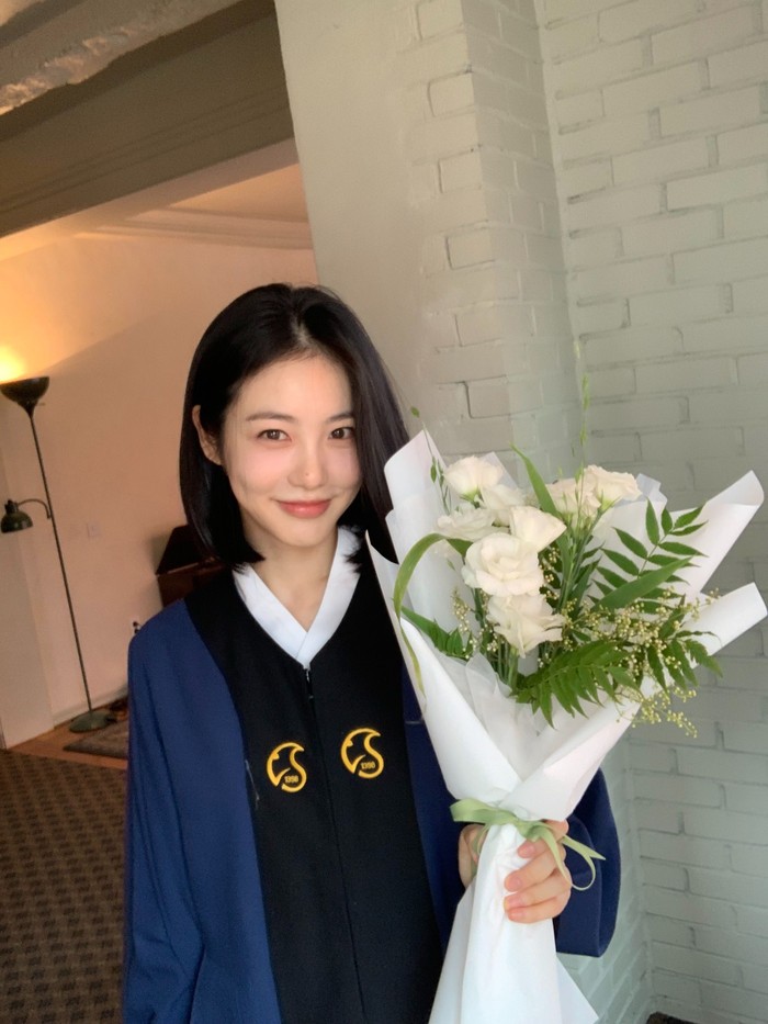 Setelah menempuh masa studi selama 10 tahun, Shin Ye Eun yang merupakan mahasiswi angkatan 2016 akhirnya resmi lulus dari Jurusan Performing Arts di tengah padatnya jadwal syuting./ Foto: instagram.com/__shinyeeun