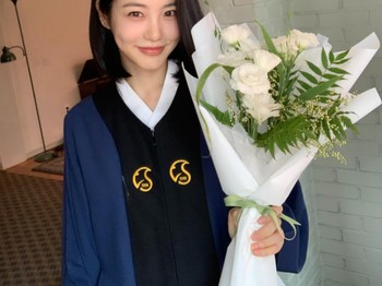 Setelah menempuh masa studi selama 10 tahun, Shin Ye Eun yang merupakan mahasiswi angkatan 2016 akhirnya resmi lulus dari Jurusan Performing Arts di tengah padatnya jadwal syuting./ Foto: instagram.com/__shinyeeun