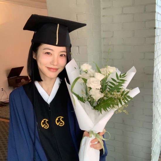 7 Potret Bahagia Shin Ye Eun yang Lulus Kuliah dari Sungkyunkwan University