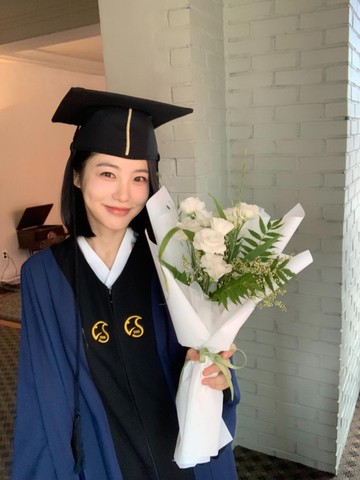 7 Potret Bahagia Shin Ye Eun yang Lulus Kuliah dari Sungkyunkwan University