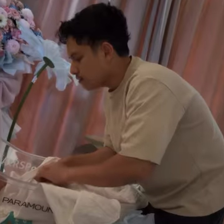 <p>Tak hanya itu, Ardya Tridwantoro juga sigap membantu istrinya mengurus bayi kembarnya. Seperti memberikan ASI dan mengganti popok. Ardya juga tampak begitu bahagia bisa mendampingi istri mengurus Si Kecil.(Foto: Instagram @nandaarsynt)</p>