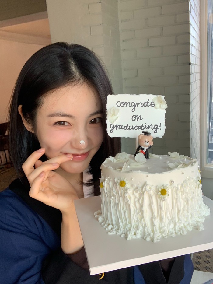 Tak ingin melewatkan momen bahagianya, sang aktris turut membagikan sejumlah potret kelulusannya di laman Instagram./ Foto: instagram.com/__shinyeeun