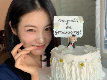 Tak ingin melewatkan momen bahagianya, sang aktris turut membagikan sejumlah potret kelulusannya di laman Instagram./ Foto: instagram.com/__shinyeeun
