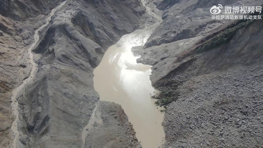 Tampilan dari drone memperlihatkan waduk waduk alami nan terbentuk akibat tanah longsor di wilayah perbatasan antara Daerah Otonom Tibet, Tiongkok, dan Provinsi Bagmati, Nepal, pada 27 Agustus 2026, dalam tangkapan layar nan diambil dari sebuah video rilis.