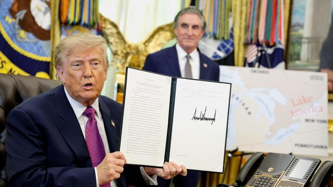 U.S. President Donald Trump holds up an executive order to rename Lake Ontario as Lake America after signing it at the Oval Office of the White House in Washington, D.C., U.S., August 27, 2026. REUTERS/Evan Vucci
