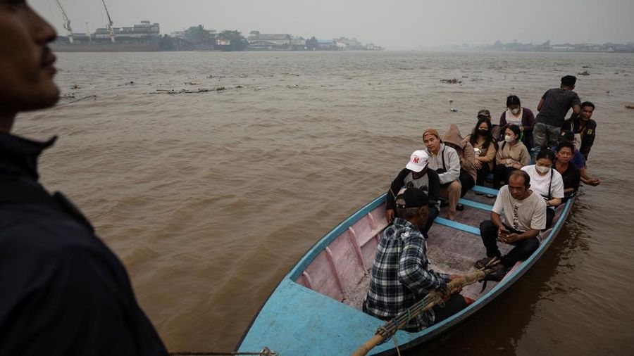 Warga menaiki perahu kayu untuk menyeberangi Sungai Kapuas saat kabut asap akibat kebakaran rimba menyelimuti wilayah tersebut di Pontianak, Provinsi Kalimantan Barat, Indonesia, pada 27 Agustus 2026.