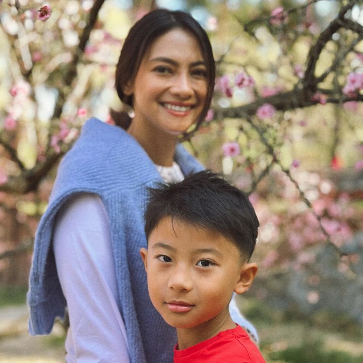 <p>Paras Xavier yang blasteran Korea juga kerap mencuri perhatian publik. Beberapa netizen bahkan memuji Xavier karena memiliki paras yang tampan. "<em>MasyaAllah</em> xavier ganteng banget," tulis akun @si***. "<em>Masya Allah</em> Xavi Kamu Ganteng Banget sih Dek," ungkap @el***. (Foto: Instagram @riniyulianti)</p>