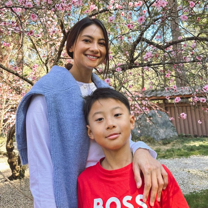 <p>Melalui unggahan di Instagram, Rini sering membagikan potret sang putra. Belakangan, Rini kerap mem-<em>posting</em> foto kehidupannya bersama Xavier dan suami saat menetap di Sydney, Australia. (Foto: Instagram @riniyulianti)</p>