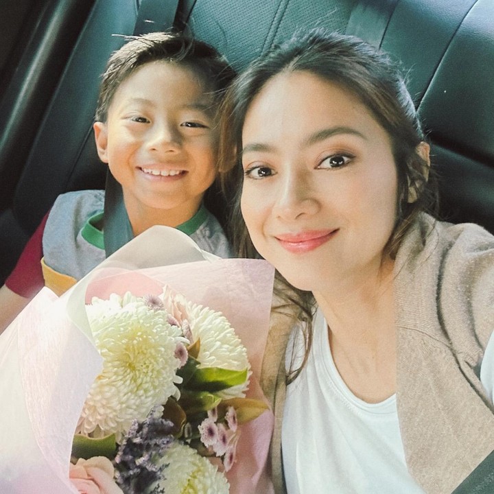 <p>Beberapa tahun belakangan, Rini memang memutuskan untuk rehat dari dunia akting untuk fokus menjalankan peran sebagai Bunda. Belum lama ini, Rini mengungkap rasa syukurnya karena masih bisa quality time dengan sang putra. "Suatu hari nanti, dia akan tumbuh terlalu besar untuk duduk sedekat ini. Hari ini, aku bersyukur dia masih mau melakukannya," ungkapnya. (Foto: Instagram @riniyulianti)</p>