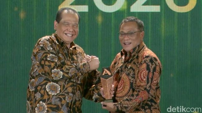 Mohammad Jumhur Hidayat (Menteri Lingkungan Hidup RI) meraih penghargaan detikSumatera Awards 2026. Jumhur meraih penghargaan Kategori Penggerak Transformasi Kesadaran dan Aksi Ekologis di Sumatera pada acara detikSumatera Awards 2026 di Grand Ballro