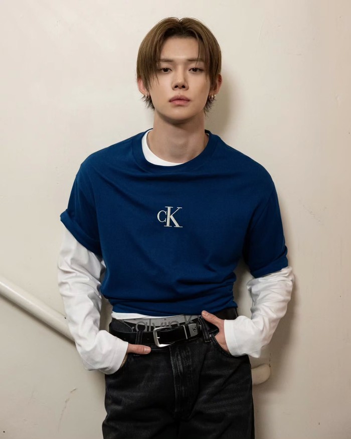 Di antara sejumlah look yang Yeonjun pamerkan, ada satu yang bikin fans gagal fokus di mana atasan yang ia pakai hanyalah jaket denim ditambah dengan underwear linea khas Calvin Klein yang sengaja terlihat. / Foto: instagram.com/yawnzzn