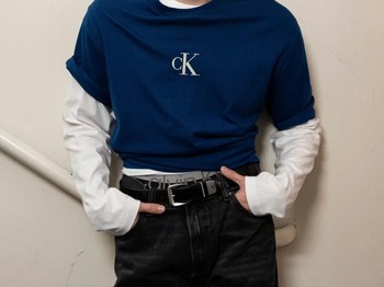Di antara sejumlah look yang Yeonjun pamerkan, ada satu yang bikin fans gagal fokus di mana atasan yang ia pakai hanyalah jaket denim ditambah dengan underwear linea khas Calvin Klein yang sengaja terlihat. / Foto: instagram.com/yawnzzn