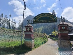 Kebakaran TNBTS Belum Padam, Jalur Pendakian Semeru Disterilkan