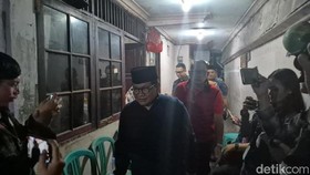 Gubernur DKI Jakarta Pramono Anung melayat ke rumah duka Bambang Setiawan, korban meninggal saat aksi ricuh terjadi di Pejompongan, Jakarta, Kamis (27/8).