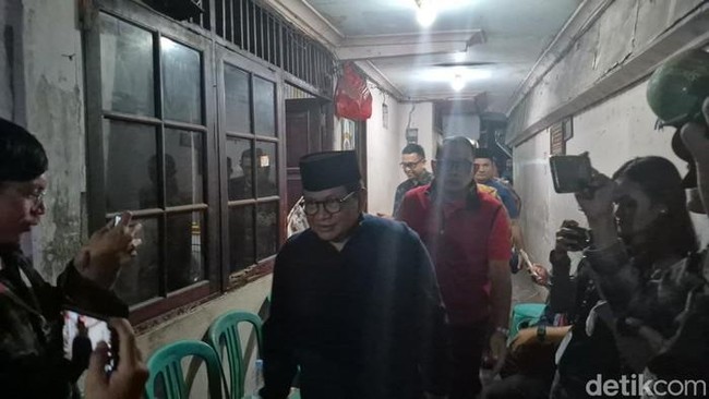 Gubernur DKI Jakarta Pramono Anung melayat ke rumah duka Bambang Setiawan, korban meninggal saat aksi ricuh terjadi di Pejompongan, Jakarta, Kamis (27/8).