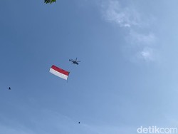 Meriahkan Merdeka Run, Heli Kibarkan Bendera Merah Putih Putari Langit Istana