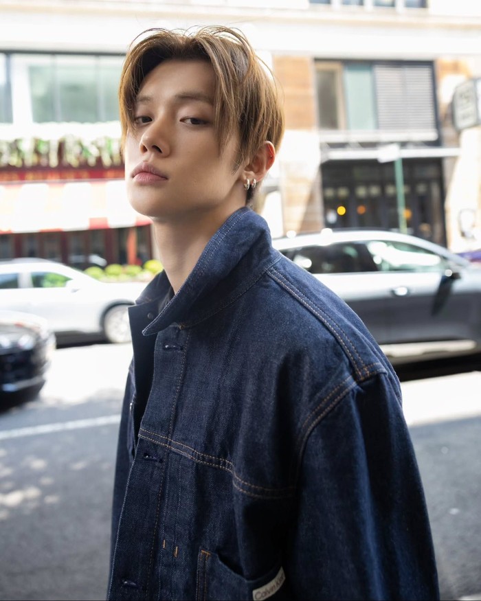 Kali ini, member TOMORROW X TOGETHER pertama yang melebarkan sayap sebagai solois tersebut mengenakan koleksi dari kampanye terbaru fashion brand asal Amerika Serikat itu bertajuk &lsquo;Feel the Fit&rsquo;. / Foto: instagram.com/yawnzzn