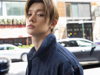 Kali ini, member TOMORROW X TOGETHER pertama yang melebarkan sayap sebagai solois tersebut mengenakan koleksi dari kampanye terbaru fashion brand asal Amerika Serikat itu bertajuk &lsquo;Feel the Fit&rsquo;. / Foto: instagram.com/yawnzzn