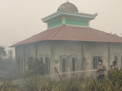 Karhutla Hanya Sejengkal, Masjid Baiturrahman Kubu Raya Nyaris Terbakar